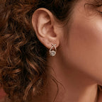 Boucles d'oreilles en puce avec croix dorée et zirconiums