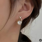 Boucles d'oreilles en puce avec croix dorée et zirconiums